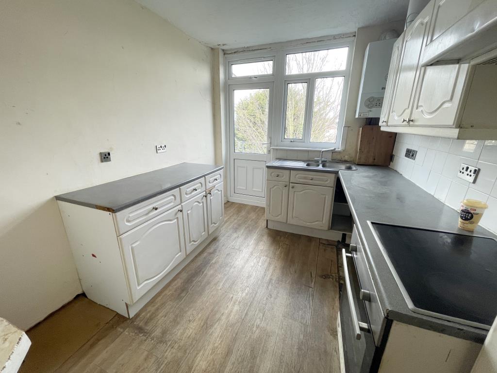 Lot: 138 - SECOND FLOOR FLAT WITH POTENTIAL - Kitchen